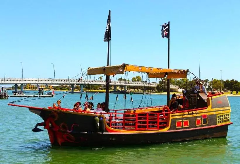 Waterlily House   Luxury Canal House, Jetty, Dog & Child Friendly   Sleeps 14