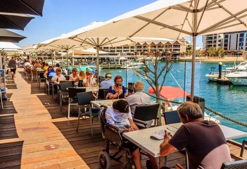 Waterlily House   Luxury Canal House, Jetty, Dog & Child Friendly   Sleeps 14