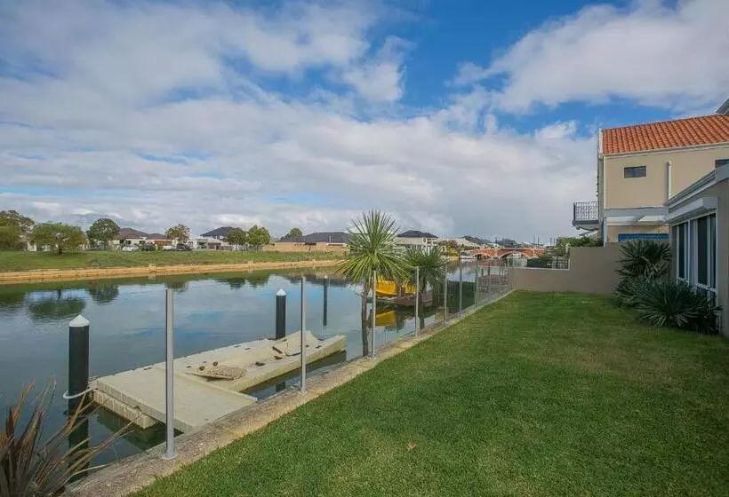 Waterlily House   Luxury Canal House, Jetty, Dog & Child Friendly   Sleeps 14