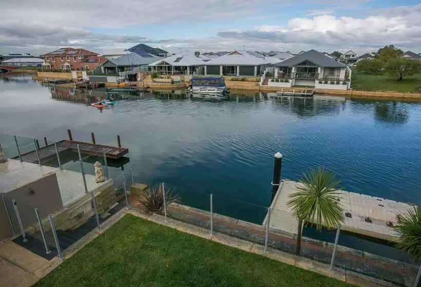 Waterlily House   Luxury Canal House, Jetty, Dog & Child Friendly   Sleeps 14