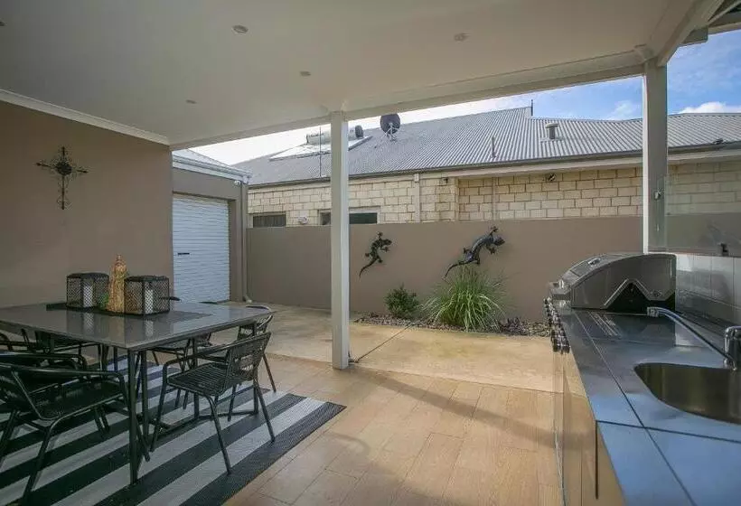 Waterlily House   Luxury Canal House, Jetty, Dog & Child Friendly   Sleeps 14