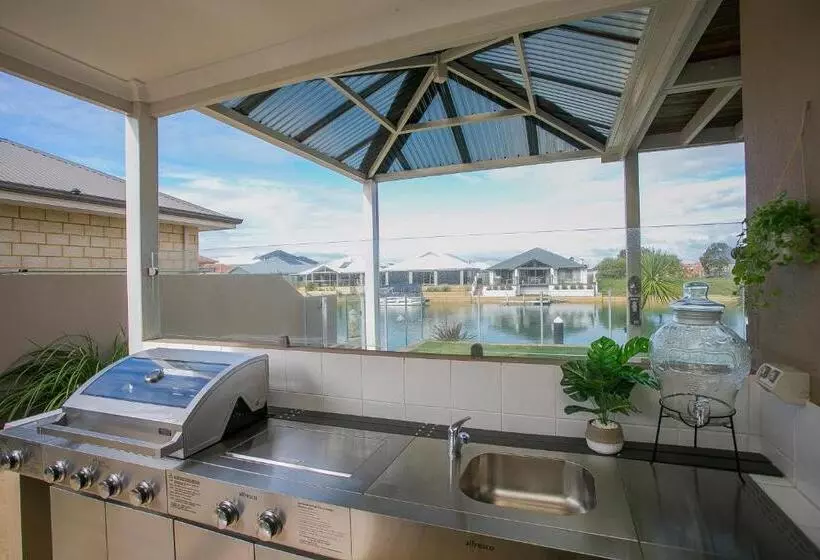 Waterlily House   Luxury Canal House, Jetty, Dog & Child Friendly   Sleeps 14