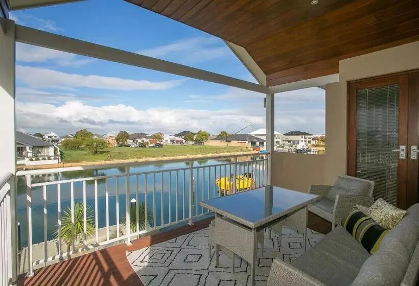 Waterlily House   Luxury Canal House, Jetty, Dog & Child Friendly   Sleeps 14