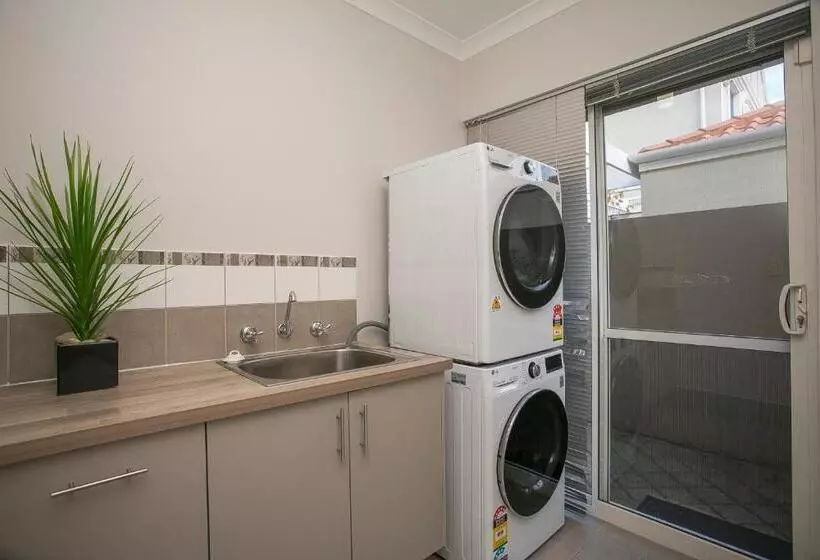 Waterlily House   Luxury Canal House, Jetty, Dog & Child Friendly   Sleeps 14