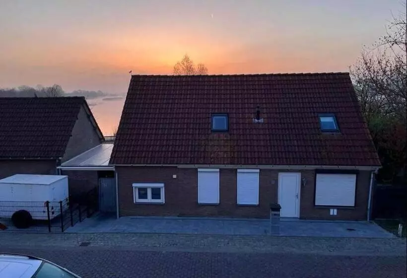Comfortabele Woning Mét Omheinde Tuin Aan Water Voor 12 P