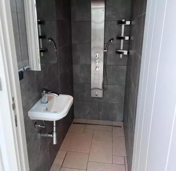 Comfortabele Woning Mét Omheinde Tuin Aan Water Voor 12 P