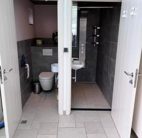 Comfortabele Woning Mét Omheinde Tuin Aan Water Voor 12 P