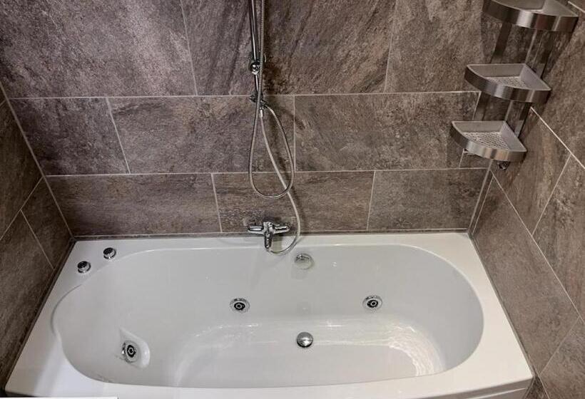 Comfortabele Woning Mét Omheinde Tuin Aan Water Voor 12 P