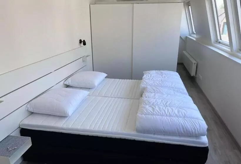 Comfortabele Woning Mét Omheinde Tuin Aan Water Voor 12 P