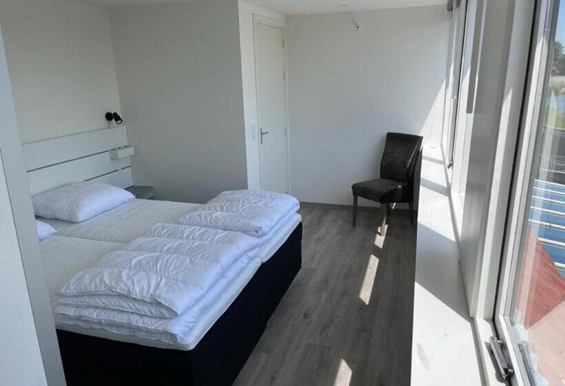 Comfortabele Woning Mét Omheinde Tuin Aan Water Voor 12 P