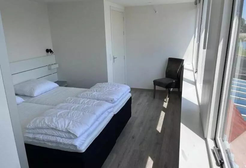 Comfortabele Woning Mét Omheinde Tuin Aan Water Voor 12 P