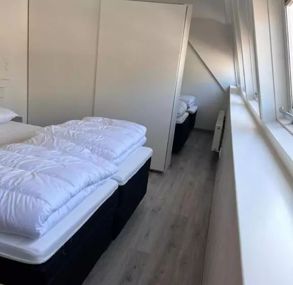 Comfortabele Woning Mét Omheinde Tuin Aan Water Voor 12 P