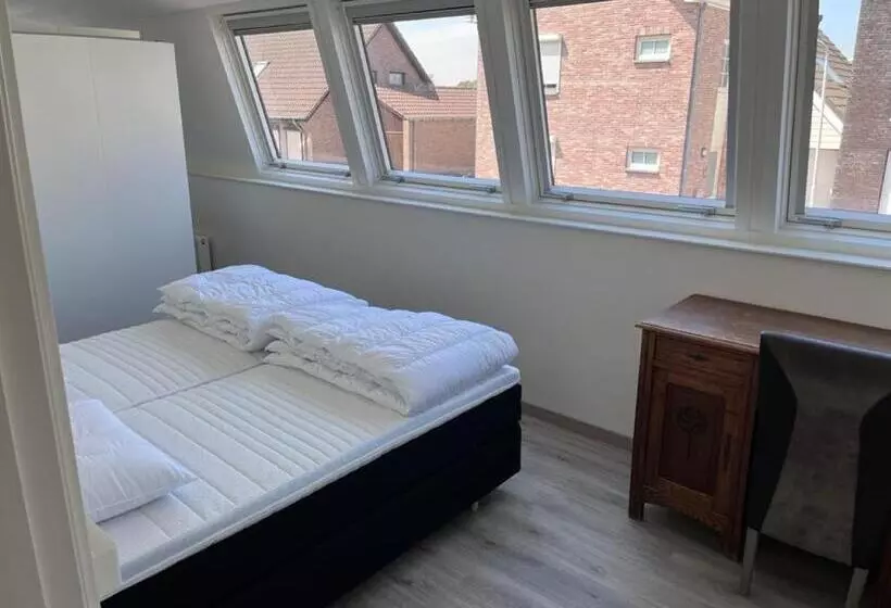 Comfortabele Woning Mét Omheinde Tuin Aan Water Voor 12 P