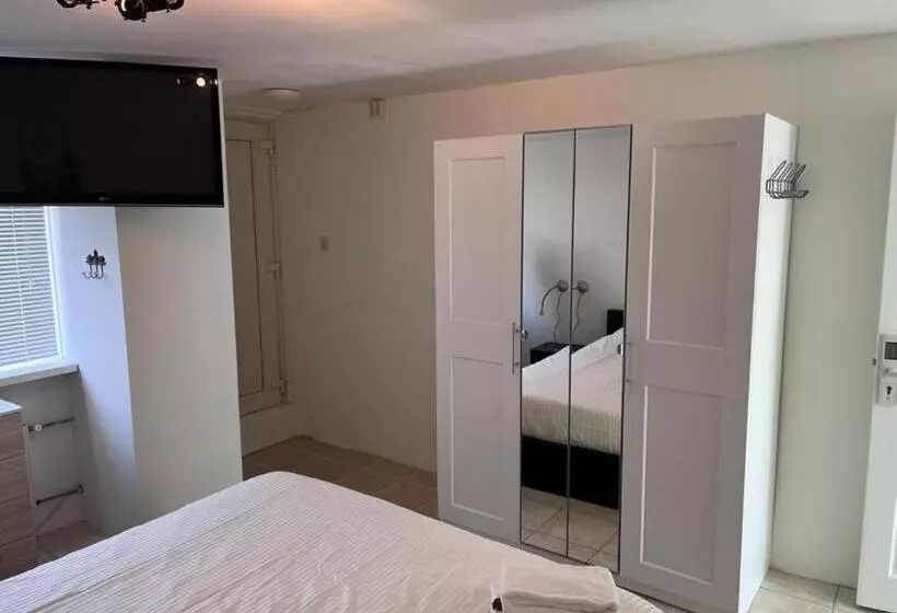 Comfortabele Woning Mét Omheinde Tuin Aan Water Voor 12 P