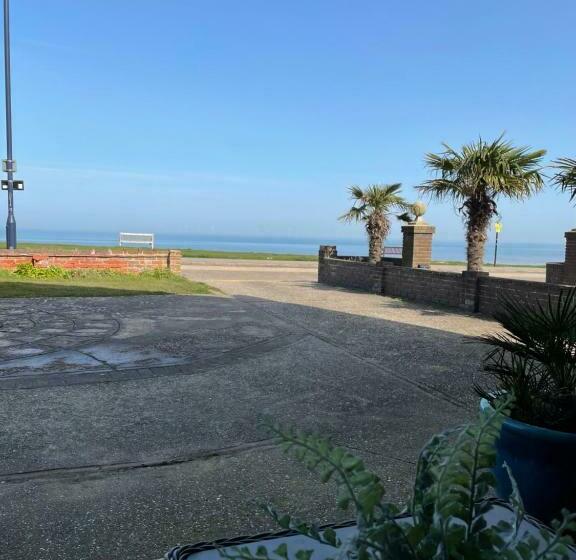 Majatalo Sea View Suite, With Parking, On Tankerton Beachfront, Whitstable
