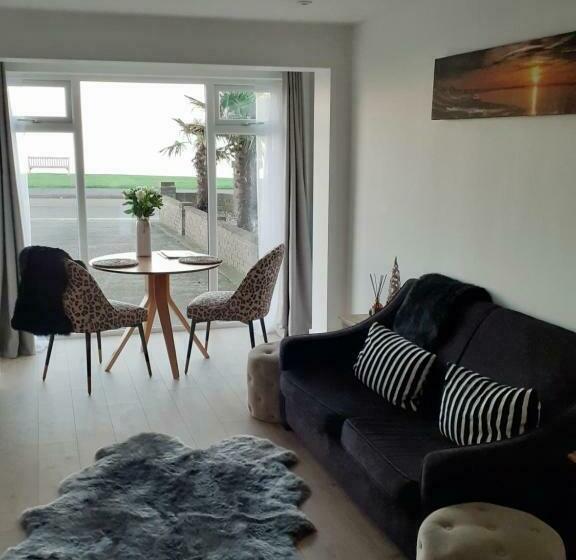 Majatalo Sea View Suite, With Parking, On Tankerton Beachfront, Whitstable