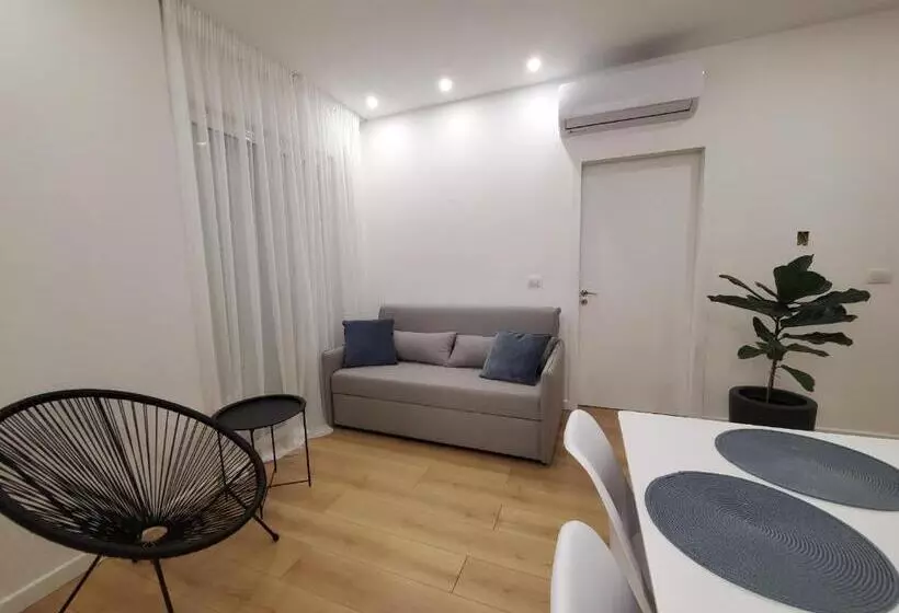 Salty Blue, 2 Bedroom Apartment, By The Beach