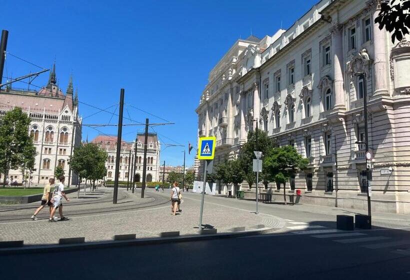 Academy Home   Elegant Place Next To The Parliament