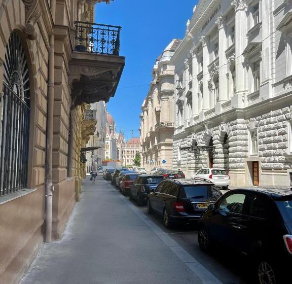 Academy Home   Elegant Place Next To The Parliament