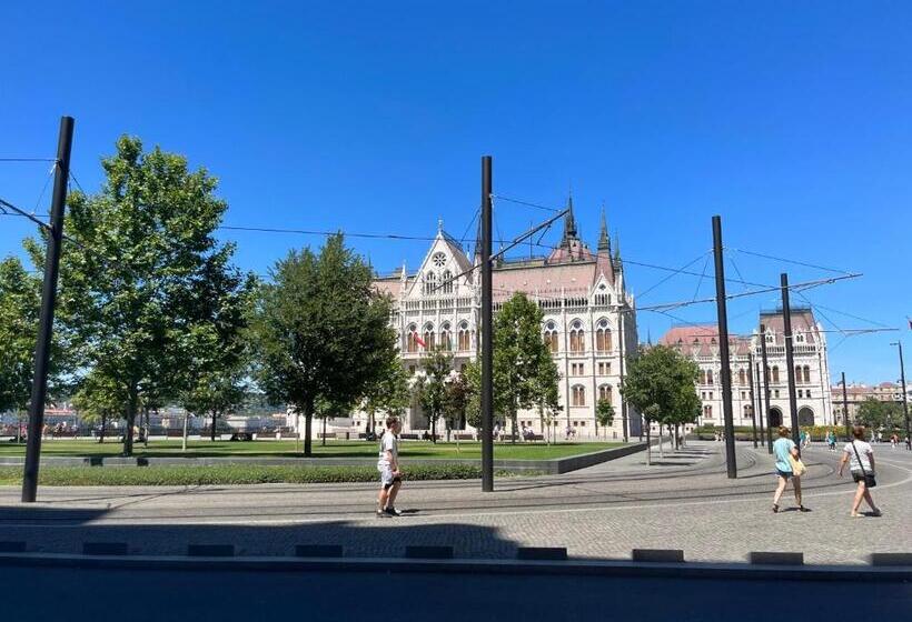 Academy Home   Elegant Place Next To The Parliament