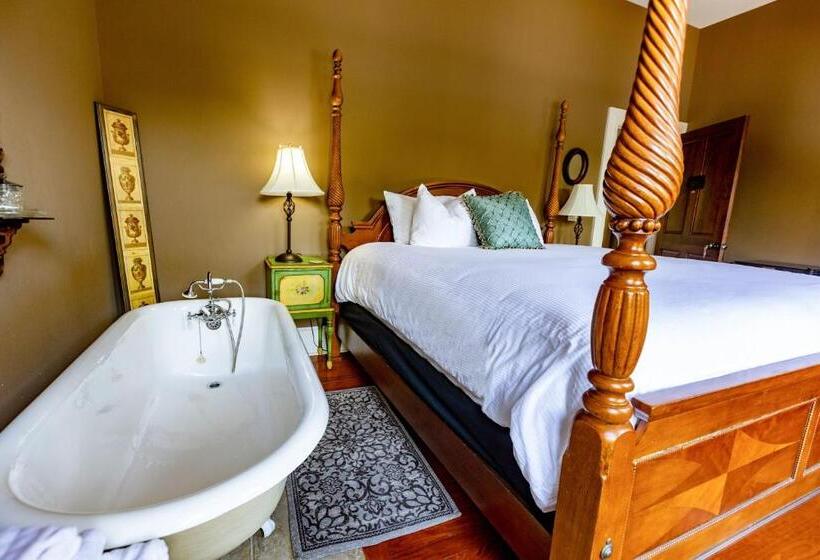 مبيت وإفطار Southern Charm In The Camellia Rose Inn