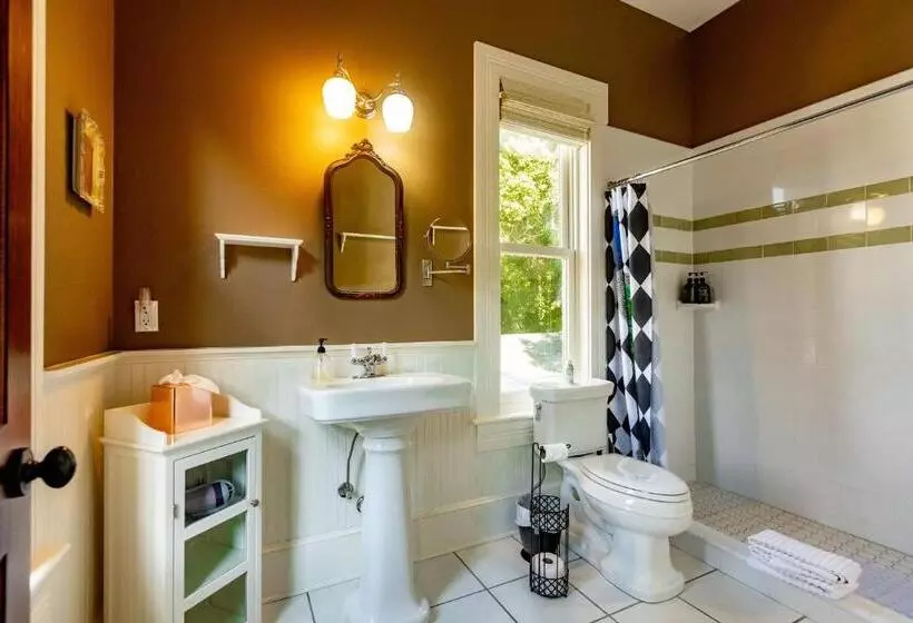 تختخواب و صبحانه Southern Charm In The Camellia Rose Inn