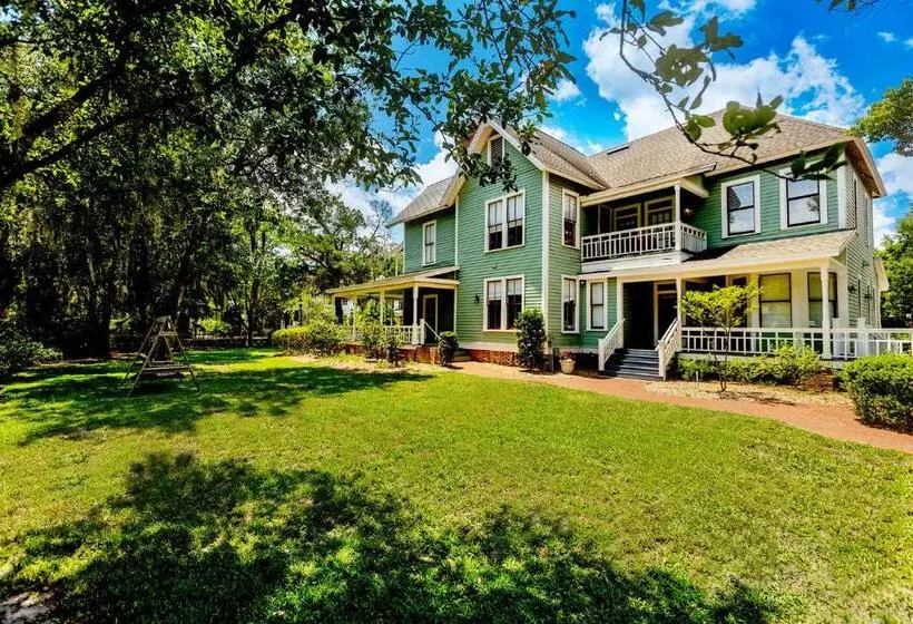 تختخواب و صبحانه Southern Charm In The Camellia Rose Inn