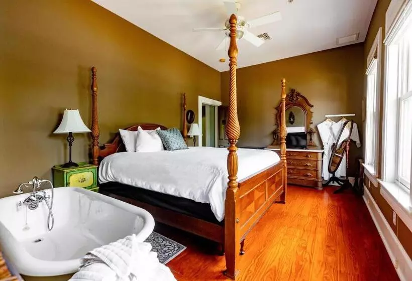 تختخواب و صبحانه Southern Charm In The Camellia Rose Inn