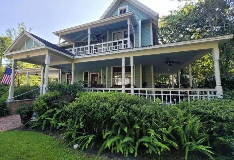 تختخواب و صبحانه Southern Charm In The Camellia Rose Inn