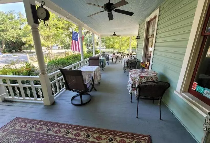 تختخواب و صبحانه Southern Charm In The Camellia Rose Inn