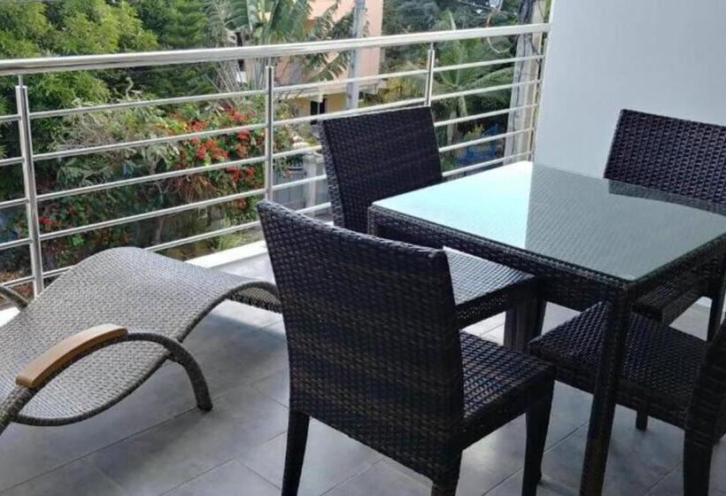 Modern And Cosy Condo: Westwood Apartments