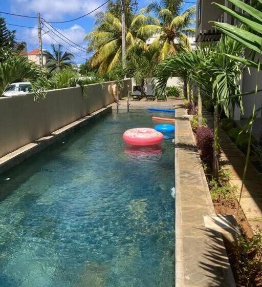 Modern And Cosy Condo: Westwood Apartments