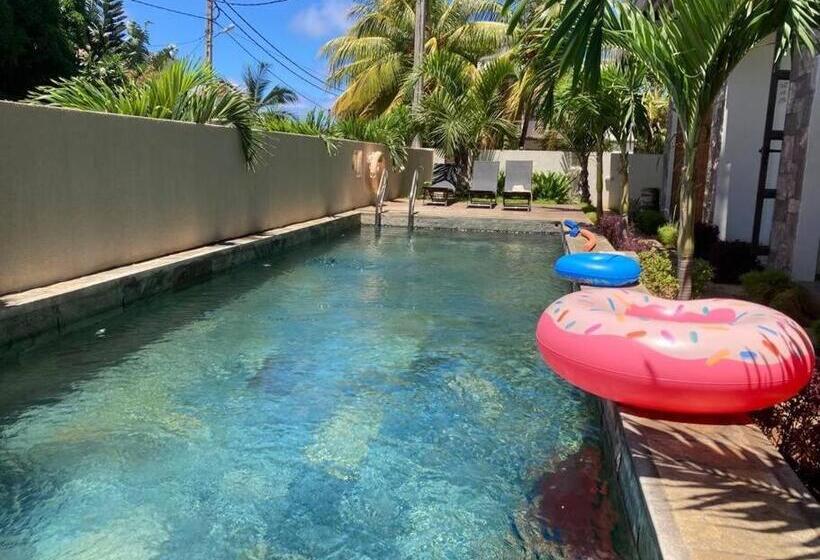 Modern And Cosy Condo: Westwood Apartments