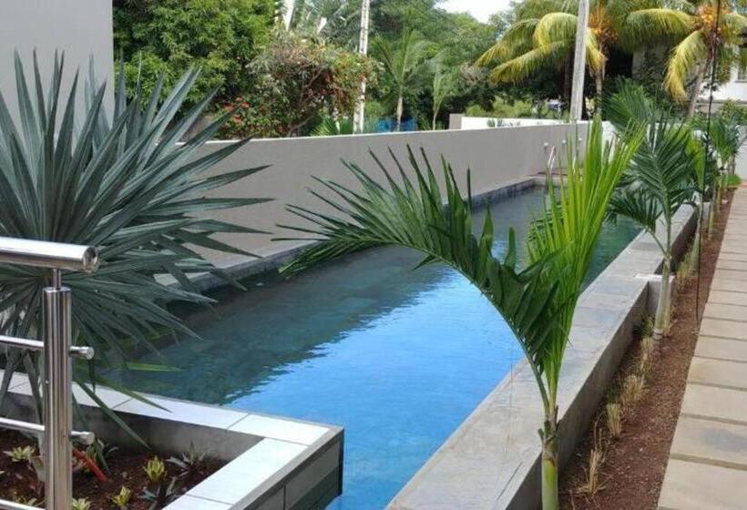 Modern And Cosy Condo: Westwood Apartments