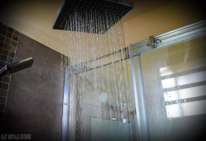 Modern And Cosy Condo: Westwood Apartments