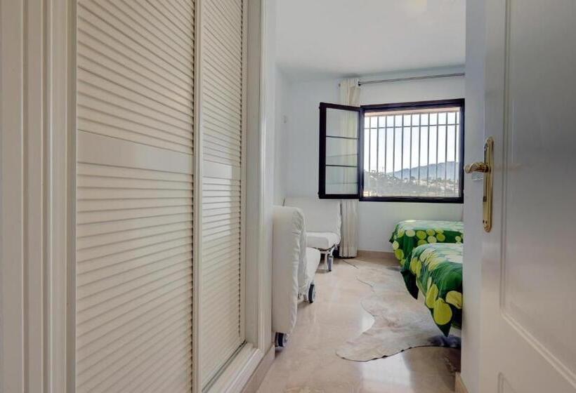 2 Bed Rooms With A View