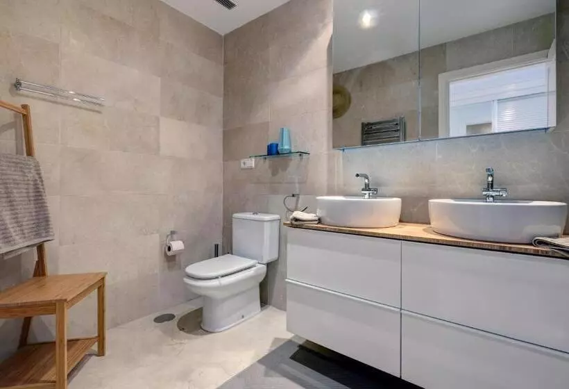 2 Bed Rooms With A View