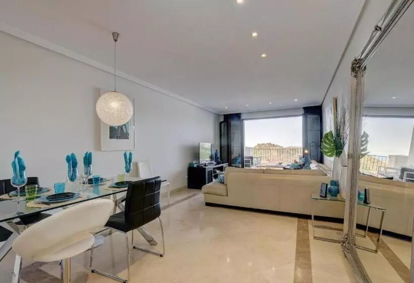 2 Bed Rooms With A View