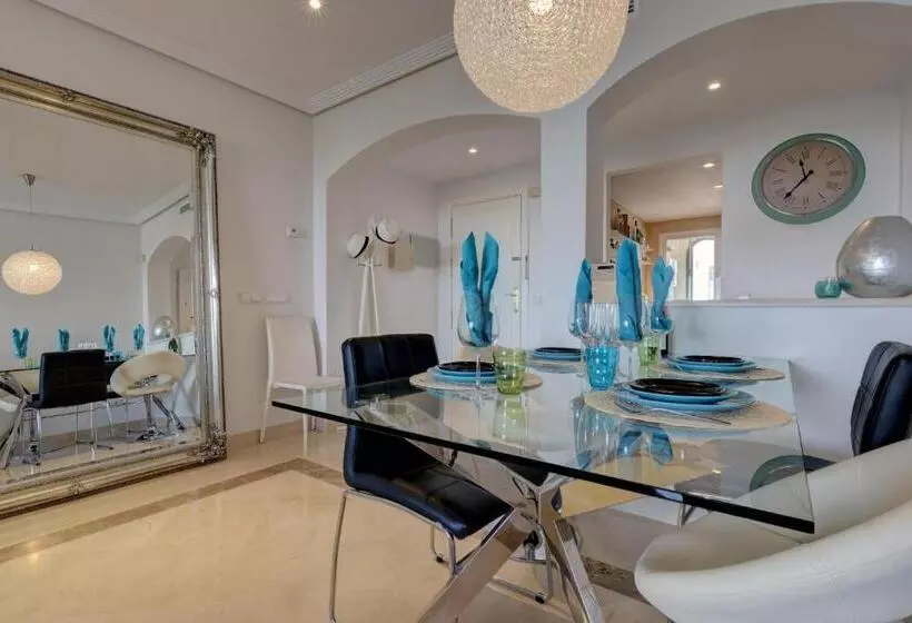 2 Bed Rooms With A View