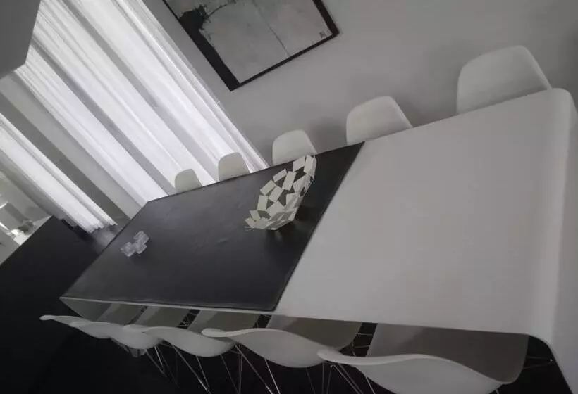 Gezellige Moderne Woning Met Zwemvijver