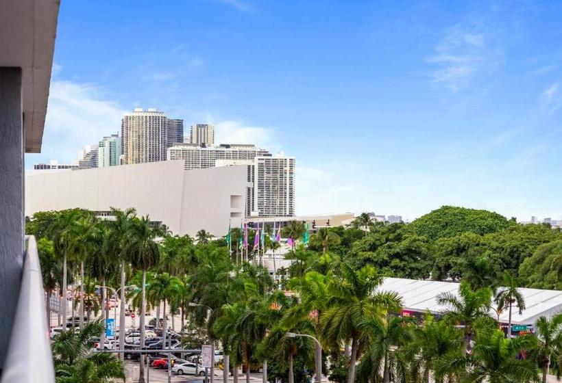 Biscayne Bay View Stay Pool Hot Tub And Amenities