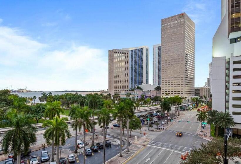 Biscayne Bay View Stay Pool Hot Tub And Amenities