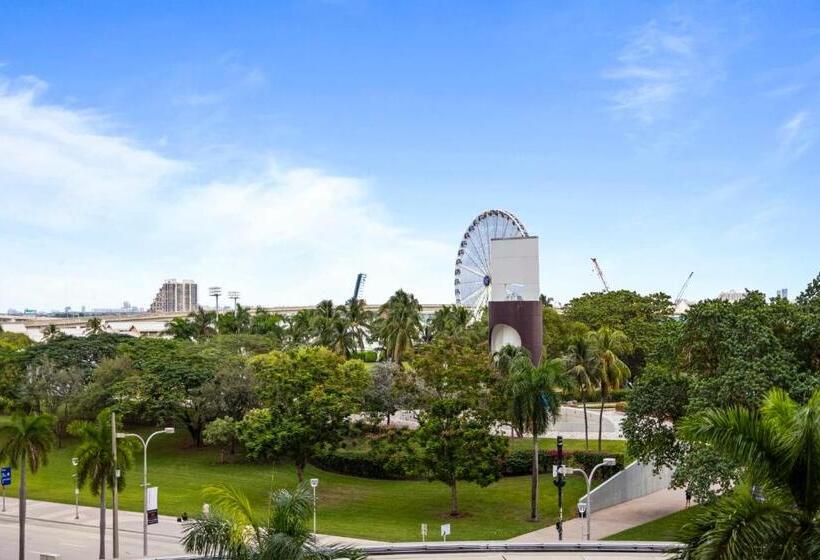 Biscayne Bay View Stay Pool Hot Tub And Amenities