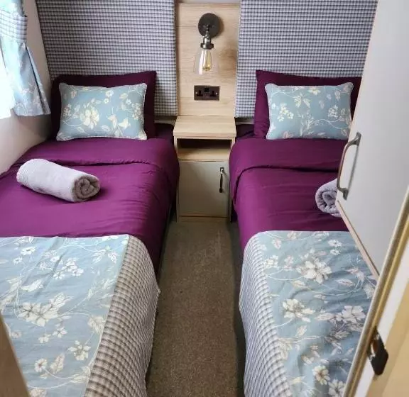 Luxury New 3 Bed Caravan With Stunning Sea View On Private Beach In Thorness Bay