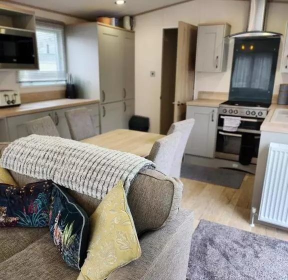 Luxury New 3 Bed Caravan With Stunning Sea View On Private Beach In Thorness Bay