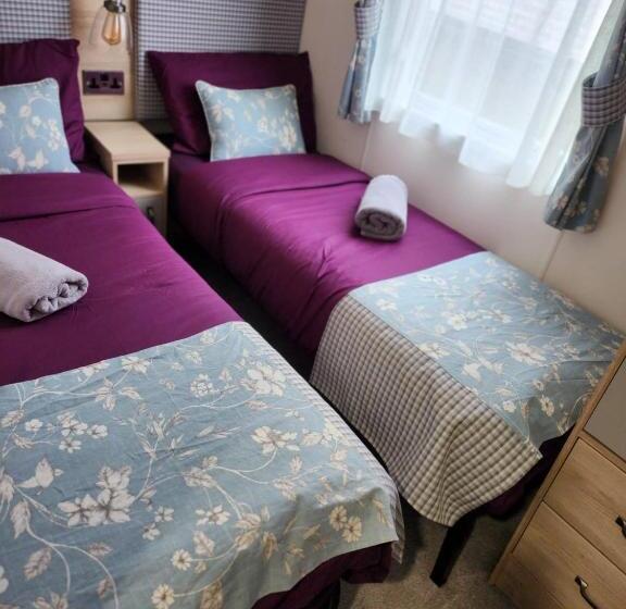 Luxury New 3 Bed Caravan With Stunning Sea View On Private Beach In Thorness Bay