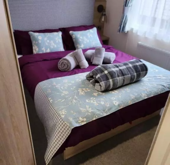 Luxury New 3 Bed Caravan With Stunning Sea View On Private Beach In Thorness Bay