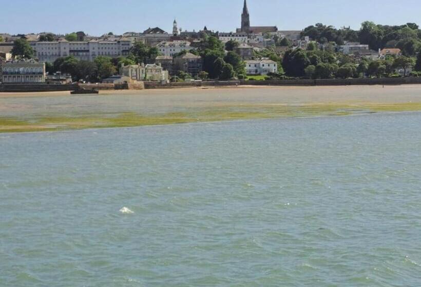 Luxury New 3 Bed Caravan With Stunning Sea View On Private Beach In Thorness Bay