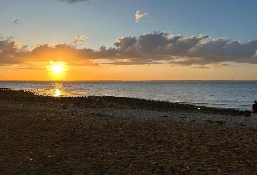 Luxury New 3 Bed Caravan With Stunning Sea View On Private Beach In Thorness Bay