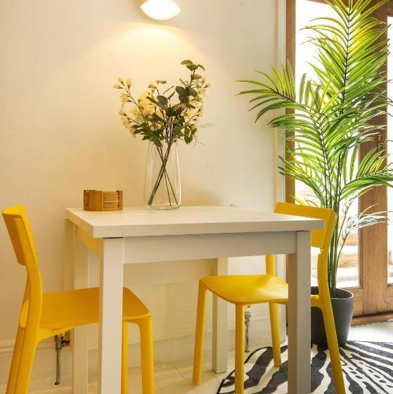 Newly Refurbished  Stylish Apartment 5 Minutes From Station W Garden